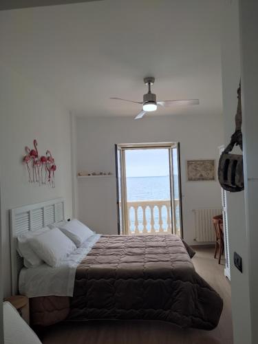 una camera da letto con un letto con vista sull'oceano di VENTO DI BOLINA a Giovinazzo