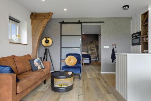 a living room with a couch and a table at Vakantiehuis Bij Vermeer in Een