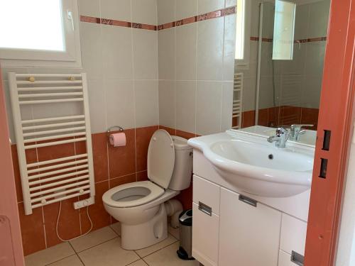 Ванная комната в Villa 5 min circuit Paul-Ricard et 20 mn de la Mer