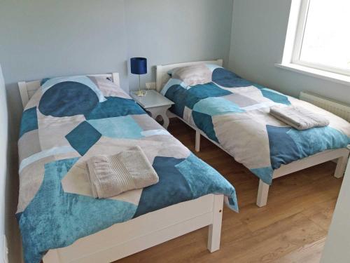 two twin beds in a room with at Lough Conn Holiday Home in Crossmolina