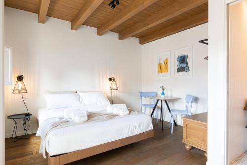 a bedroom with a bed and a table and chairs at Casa Badia Bed & Breakfast in Conversano