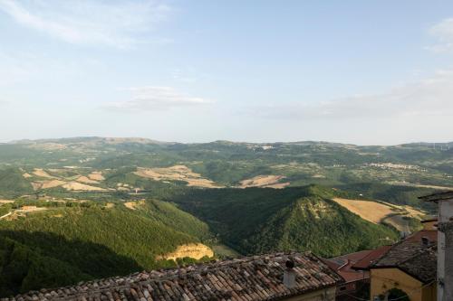 a view of a valley with mountains and houses at Le Ali del Vento in Cairano