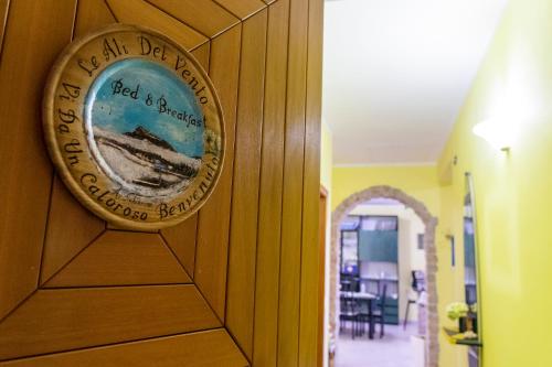 a sign on the wall of a building at Le Ali del Vento in Cairano
