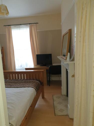 Cama o camas de una habitación en Homeleigh Apartments- Isle of Wight