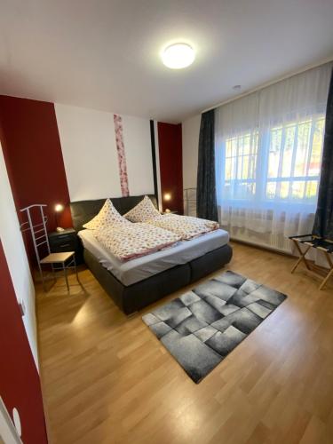 um quarto com uma cama e um tapete em Ferienwohnung Sonnenhügel em Wildemann