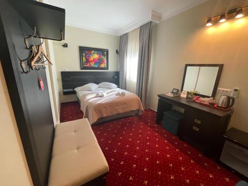 a hotel room with a bed and a mirror at Casa Bucovineana in Suceava