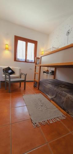 ein Schlafzimmer mit einem Bett, einem Sofa und einem Schreibtisch in der Unterkunft El Capricho de Trevélez in Trevélez