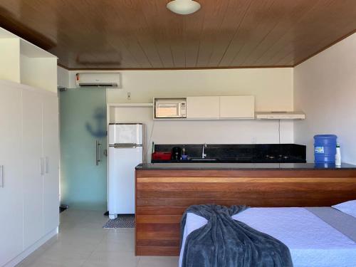 uma cozinha com uma bancada e um frigorífico em Flat no Caribe em Maragogi