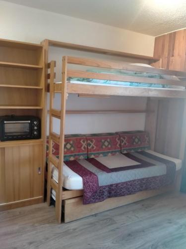 Cette chambre dispose de lits superposés, de 2 lits superposés et d'un four micro-ondes. dans l'établissement Studio Champerouze 127, à La Toussuire