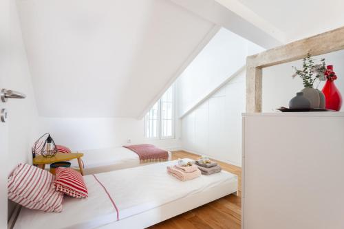 Alfama Charming Apartment with Amazing River View and Terrace