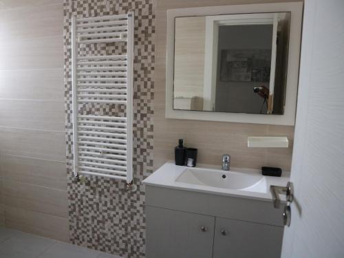 a bathroom with a sink and a mirror at Appartment Central Hammam Sousse plage in Sousse