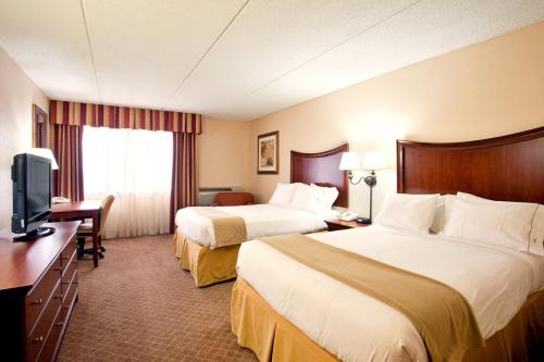 Holiday Inn Express Milwaukee - West Medical Center, an IHG Hotel في اوواتوسا: غرفه فندقيه سريرين وتلفزيون