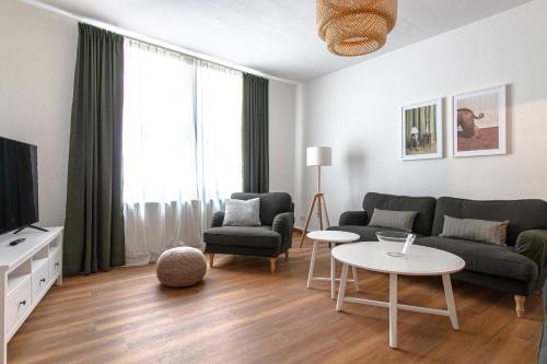 ein Wohnzimmer mit einem Sofa und einem Tisch in der Unterkunft Ferienwohnung Steinbrücke Quedlinburg in Quedlinburg