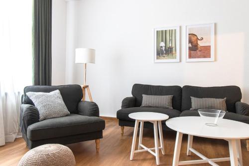 a living room with two couches and a table at Ferienwohnung Steinbrücke Quedlinburg in Quedlinburg