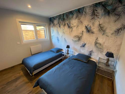 a bedroom with two beds and a wall mural at Studio 41 in Eppeville