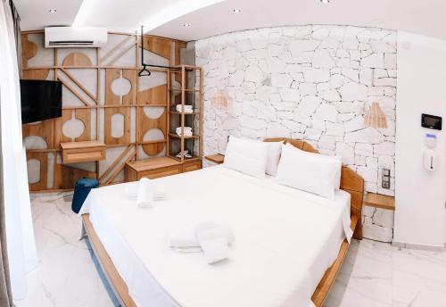 Katil atau katil-katil dalam bilik di Kardias Luxury Suites