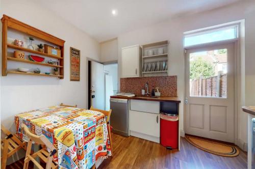 Lovely 3 bed house w sunny garden in Canning Town