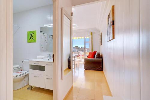 ein Bad mit einem Waschbecken und einem WC in einem Zimmer in der Unterkunft Orlando - Sea View Apartment in Costa Adeje in Adeje