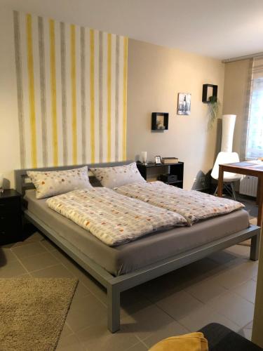 ein Schlafzimmer mit einem Bett in einem Zimmer in der Unterkunft Studioapartment, nahe der Meinhardus-Schanze in Meinerzhagen