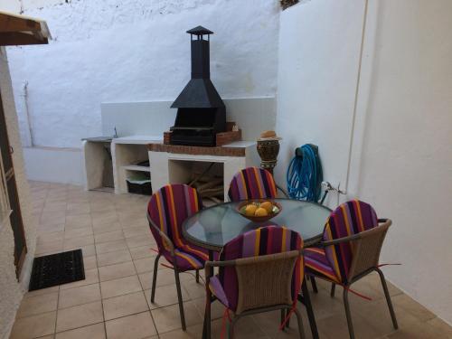 comedor con mesa, sillas y chimenea en ROBLES 43, en Fuengirola