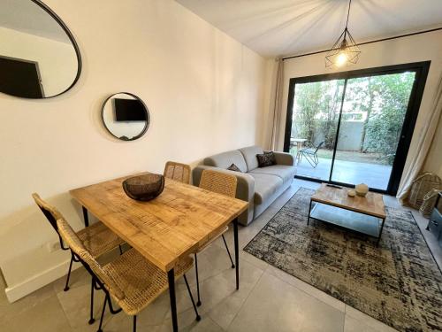 un salon avec une table et un canapé dans l'établissement Appartement 1 chambre Monte Stella, à Monticello