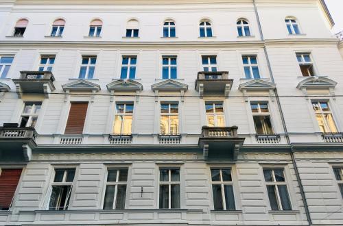 Eclectic Luxury & Spacious 2BR AC Apt in Center