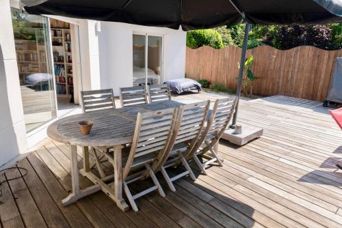 Balkoni atau teres di Plaisant villa with pool, close to the beach