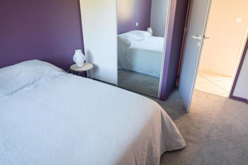 Katil atau katil-katil dalam bilik di Plaisant villa with pool, close to the beach