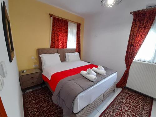 ein Schlafzimmer mit einem Bett mit zwei Handtüchern darauf in der Unterkunft Zosimas House in Kalambaka