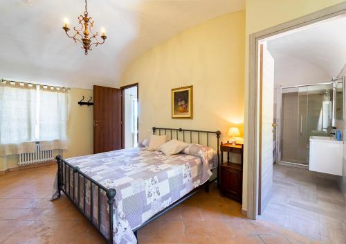 Gulta vai gultas numurā naktsmītnē Casa di nonna Ines 1 - Hideaway in Monferrato con Vista sulle Colline, Solarium e Piscina