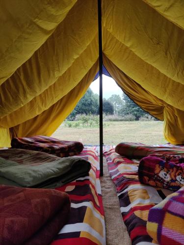 Ένα ή περισσότερα κρεβάτια σε δωμάτιο στο Nainital Camp Wildland & Farmstay
