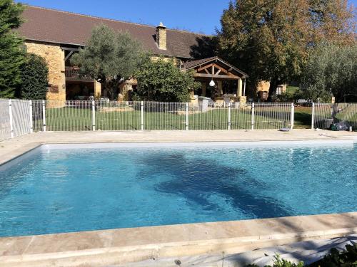 Poolen vid eller i närheten av Villa de 4 chambres avec piscine privee jacuzzi et jardin clos a Proissans