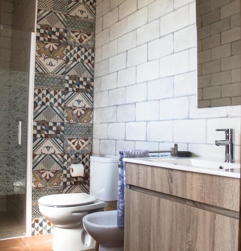 a bathroom with a toilet and a sink at Mirador del Sotillo in Cazalla de la Sierra