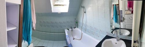 Nandy的住宿－CHAMBRE de LUXE，带浴缸、盥洗盆和卫生间的浴室