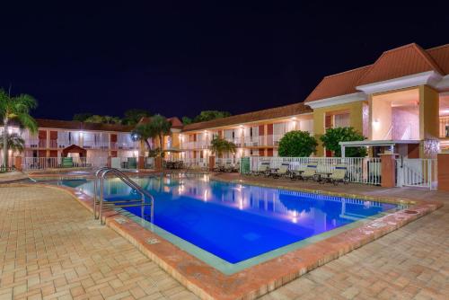 Piscina en o cerca de Quality Inn & Suites Conference Center