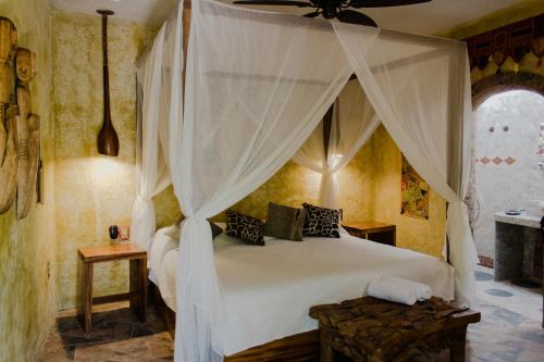 - une chambre avec un lit blanc à baldaquin dans l'établissement Mandala Thai, à Ajijic