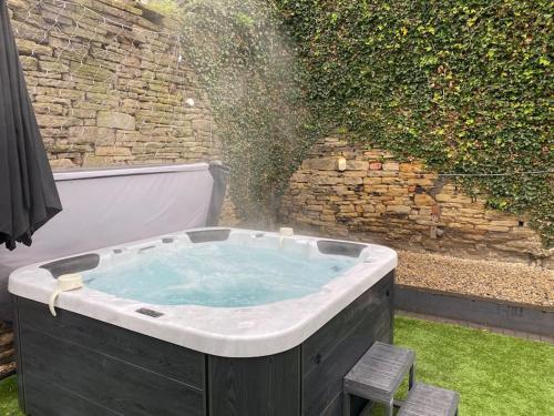 Gallery image of Honeybee Cottage, with a log fire & a hot tub. in Bradford