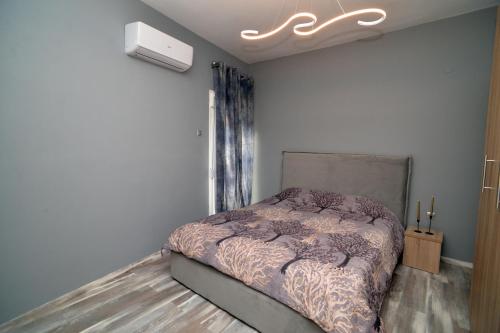 - une chambre avec un lit dans l'établissement luxury apartment st Demetrios downtown, à Thessalonique