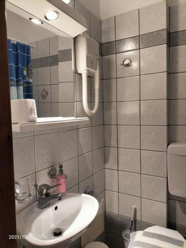 カランバカにあるSpanias Hotelの洗面台と鏡のある小さなバスルーム