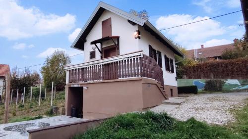 ein Haus mit einem Balkon an der Seite in der Unterkunft House Thara Studio Apartments in Štrigova