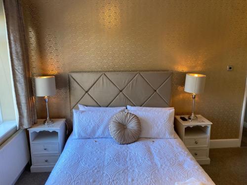 Llit o llits en una habitació de Honeybee Cottage, with a log fire & a hot tub.