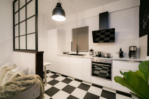 Kuchyň nebo kuchyňský kout v ubytování FENA Uptown Easy Living Apartment