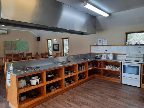 uma grande cozinha com armários de madeira e um fogão em Mountain House em Arthur's Pass