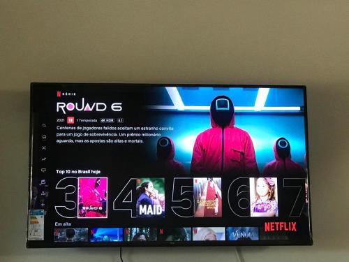 einen Flachbild-TV mit einer Gruppe von Menschen darauf in der Unterkunft WINTERVILLE GRAVATá in Gravatá