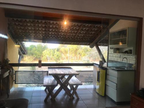 eine Küche mit einem Tisch und eine Küche mit einem Fenster in der Unterkunft WINTERVILLE GRAVATá in Gravatá