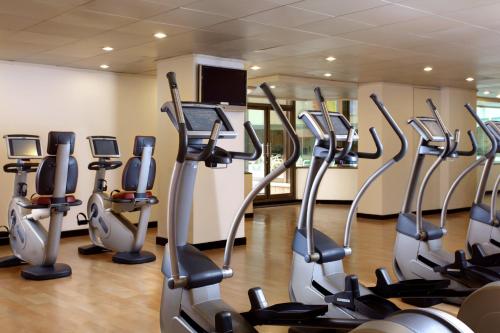 a gym with a row of cardio machines at Hongqiao Jin Jiang Hotel (Formerly Sheraton Shanghai Hongqiao Hotel) in Shanghai