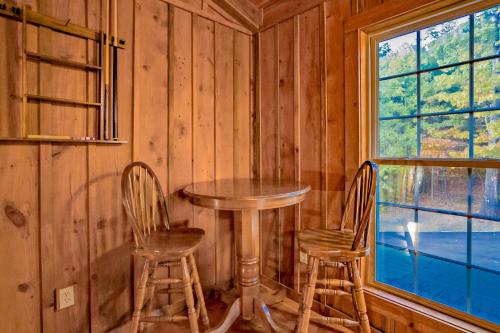 einen Tisch und zwei Stühle in einem Zimmer mit Fenster in der Unterkunft Gone To Therapy in Sevierville