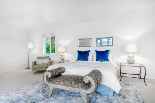 Säng eller sängar i ett rum på Whidbey Shores waterfront retreat