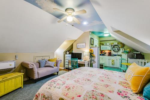 Il comprend une chambre avec un grand lit et une cuisine. dans l'établissement The Studio On Taylor, à Savannah