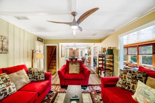 sala de estar con muebles de color rojo y ventilador de techo en 6 Bedroom House at Schroon River, en Brant Lake